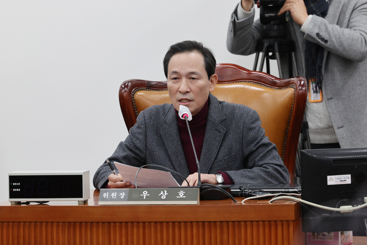 1일 오후 국회에서 열린 용산 이태원 참사 진상규명과 재발방지를 위한 국정조사 특별위원회 유가족 간담회에서 우상호 위원장이 발언하고 있다. [연합]