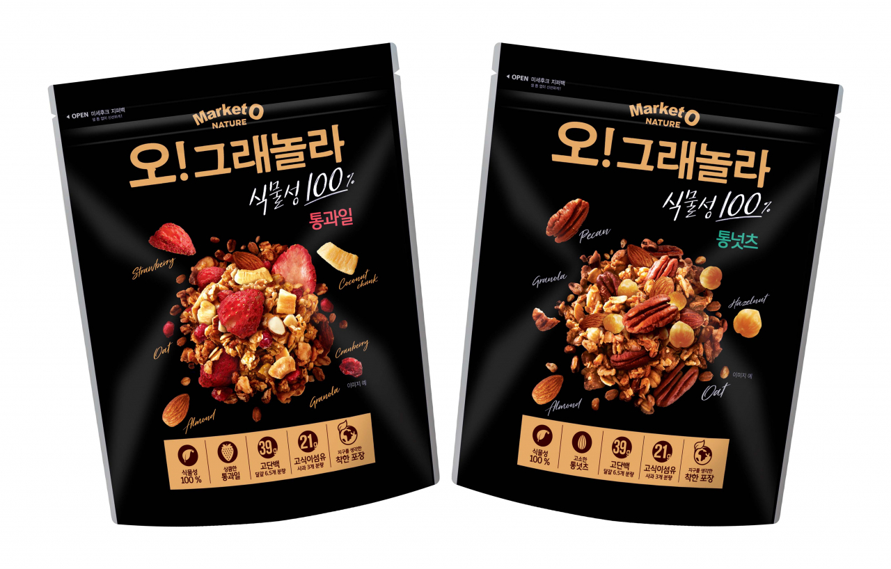 오리온이 ‘마켓오네이처오!그래놀라 식물성 100%’ 2종을 새롭게 출시했다. 왼쪽은 국산딸기, 크랜베리, 코코넛청크 등 통과일을 큼지막하게 넣어 상큼한 맛을 살린 ‘오!그래놀라 통과일’, 오른쪽은 헤이즐넛, 피칸, 아몬드를 통째로 넣어 입안 가득 씹히는 넛츠의 고소한 맛이 특징인 ‘오!그래놀라 통넛츠’ . [오리온 제공]