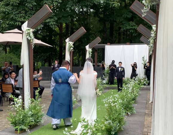 2021년 서울 양재 매헌시민의숲에서 결혼식을 진행하고 있는 모습. [서울시 제공]