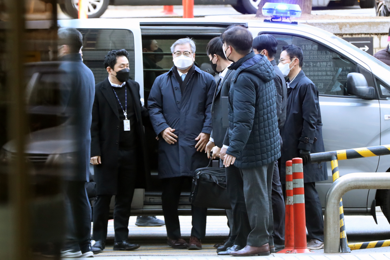 서훈 전 청와대 국가안보실장이 2일 오전 서울법원종합청사로 출석하고 있다. 김정민 서울중앙지법 영장전담 부장판사는 “범죄의 중대성 및 피의자의 지위, 관련자들과의 관계에 비추어 증거인멸 염려가 있다”며 구속영장을 발부했다. [연합]