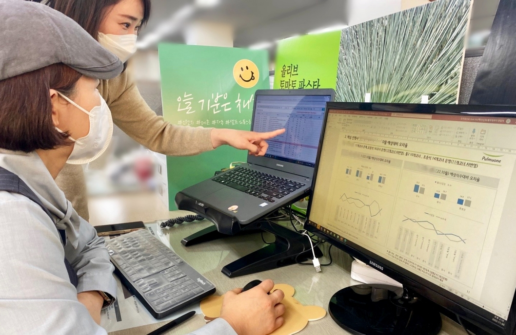 풀무원푸드앤컬처 현장 매니저(영양사)가 식수예측 시스템을 활용하고 있다. [풀무원 제공]