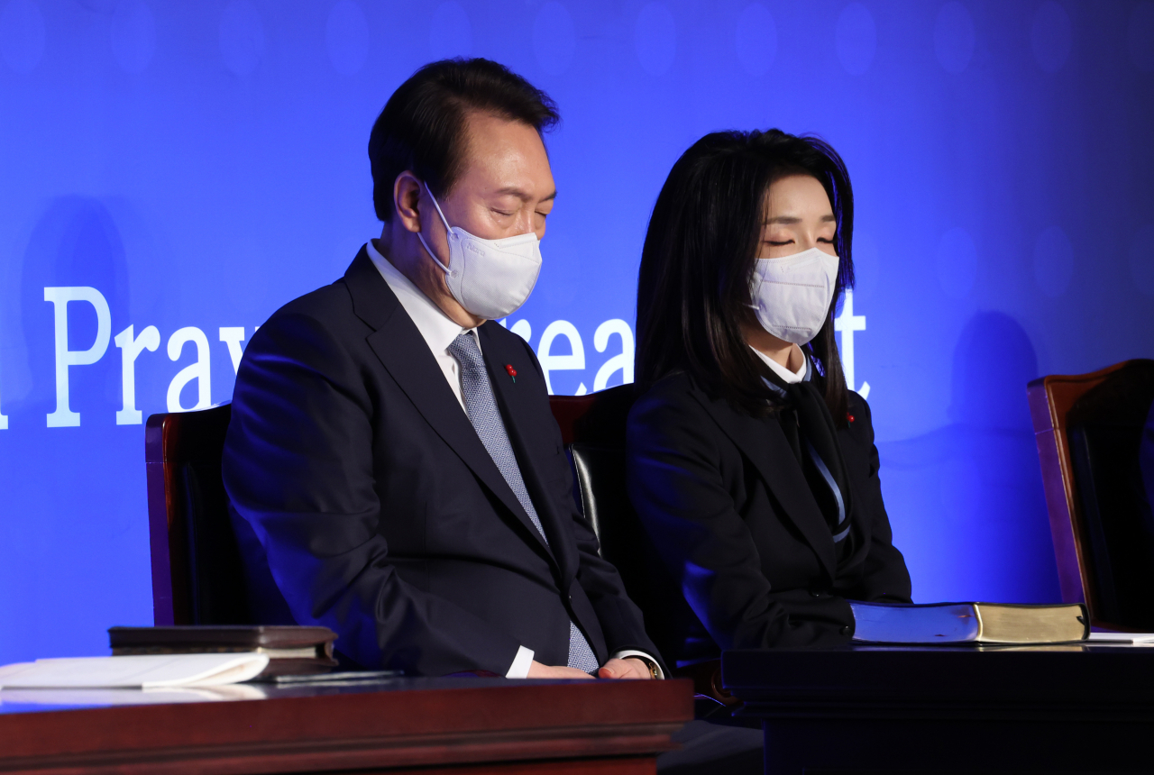 윤석열 대통령과 김건희 여사가 5일 서울 강남구 그랜드 인터컨티넨탈 서울파르나스에서 열린 제54회 국가 조찬기도회에 참석, 기도하고 있다. [연합]