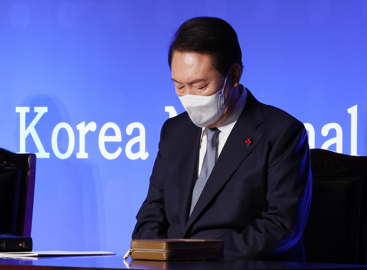 윤석열 대통령이 5일 서울 강남구 그랜드 인터컨티넨탈 서울파르나스에서 열린 제54회 국가 조찬기도회에 참석, 기도하고 있다. [연합]