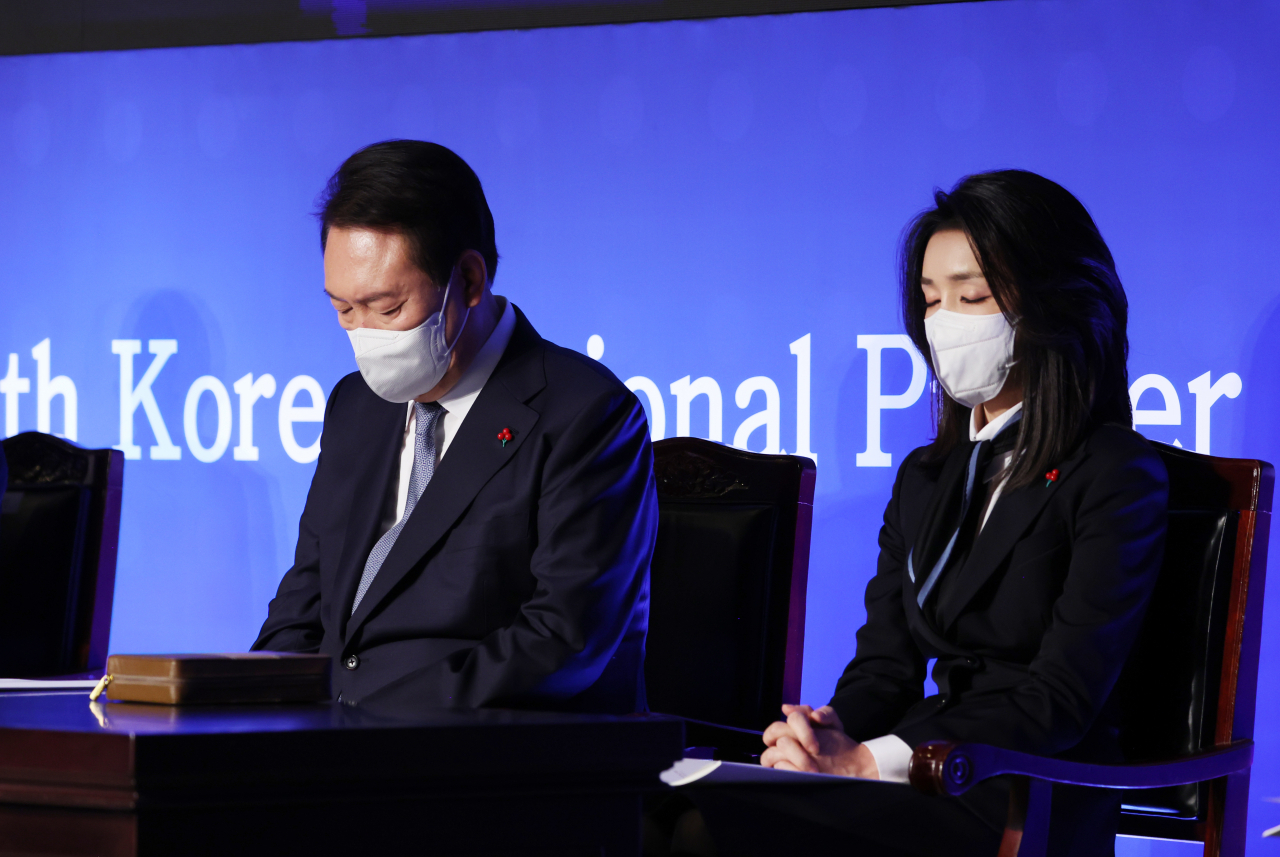 윤석열 대통령과 김건희 여사가 5일 서울 강남구 그랜드 인터컨티넨탈 서울파르나스에서 열린 제54회 국가 조찬기도회에 참석, 기도하고 있다. [연합]