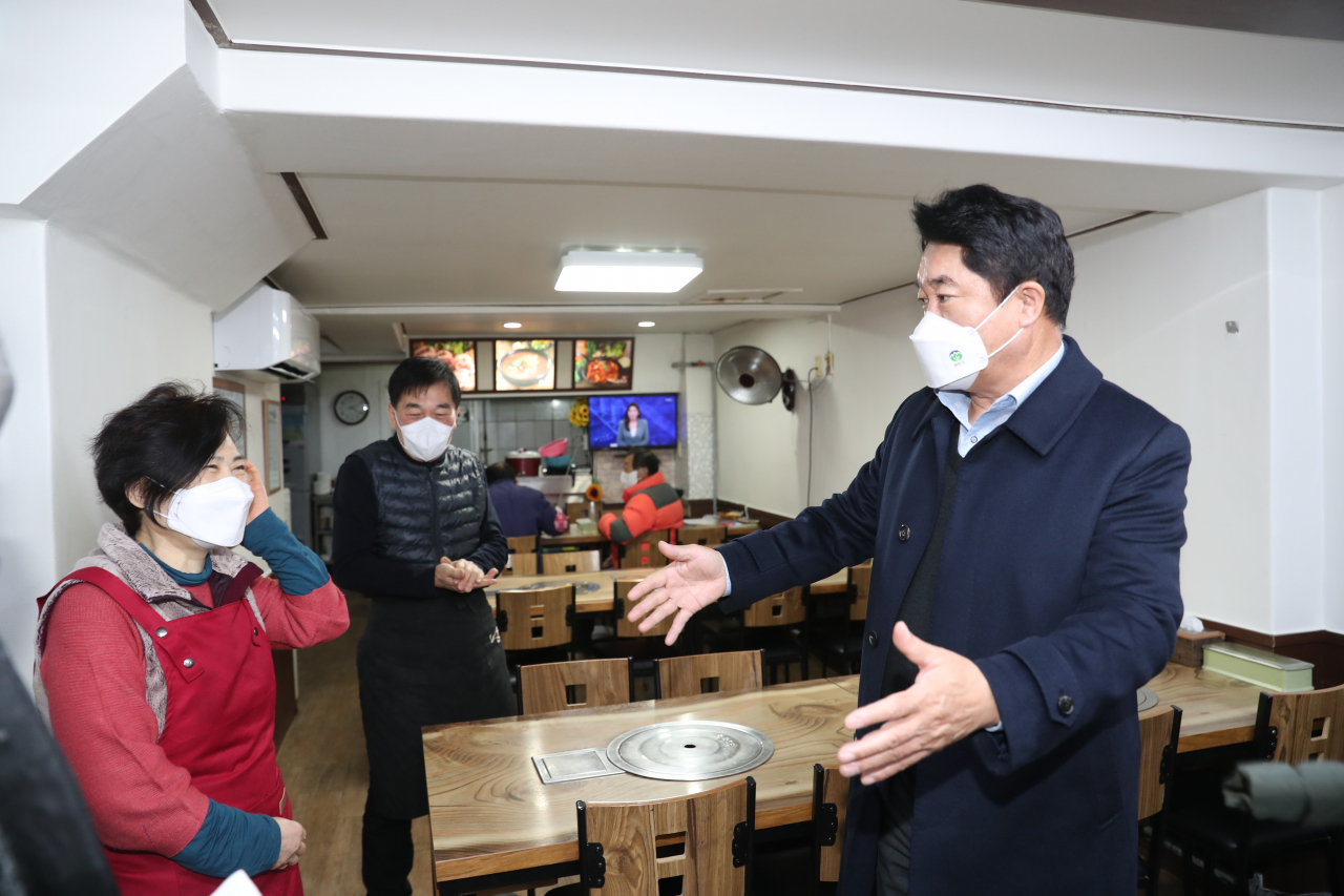 관악구가 육성 중인 스타 점포 ‘와돈’에서 애로 사항을 듣고 구의 지원 방향을 설명하고 있는 박준희 관악구청장 [관악구 제공]