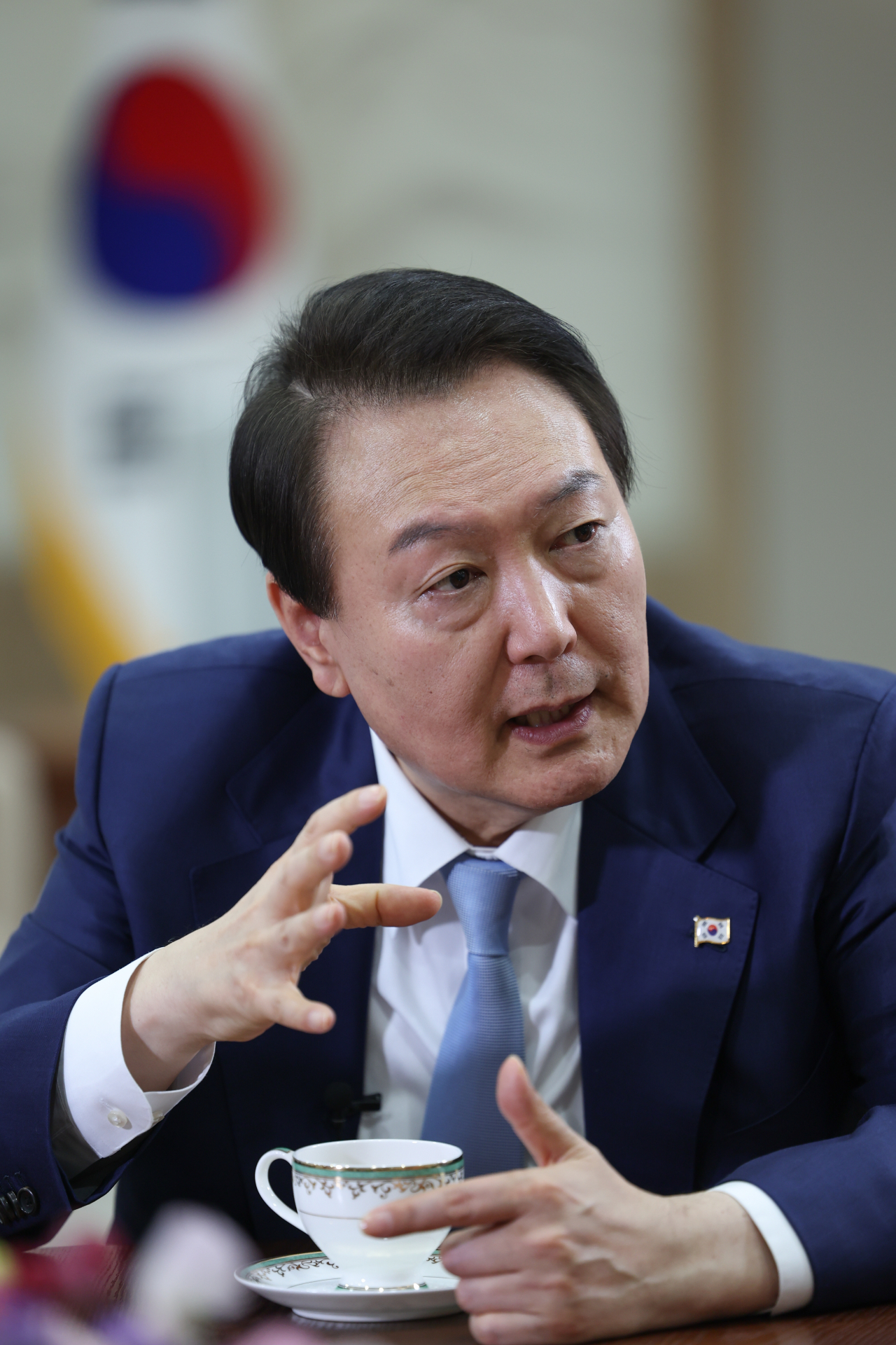 윤석열 대통령이 지난달 28일 서울 용산 대통령실 청사 집무실에서 로이터 통신과 인터뷰를 하고 있다. [연합]