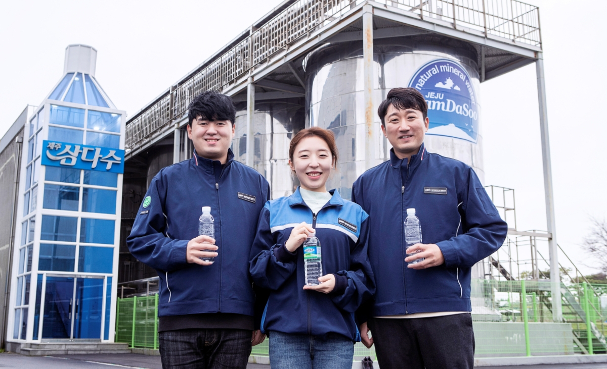 제주삼다수 직원들이 삼다수 페트병으로 만든 친환경 근무복을 착용한 모습. [제주삼다수 제공]