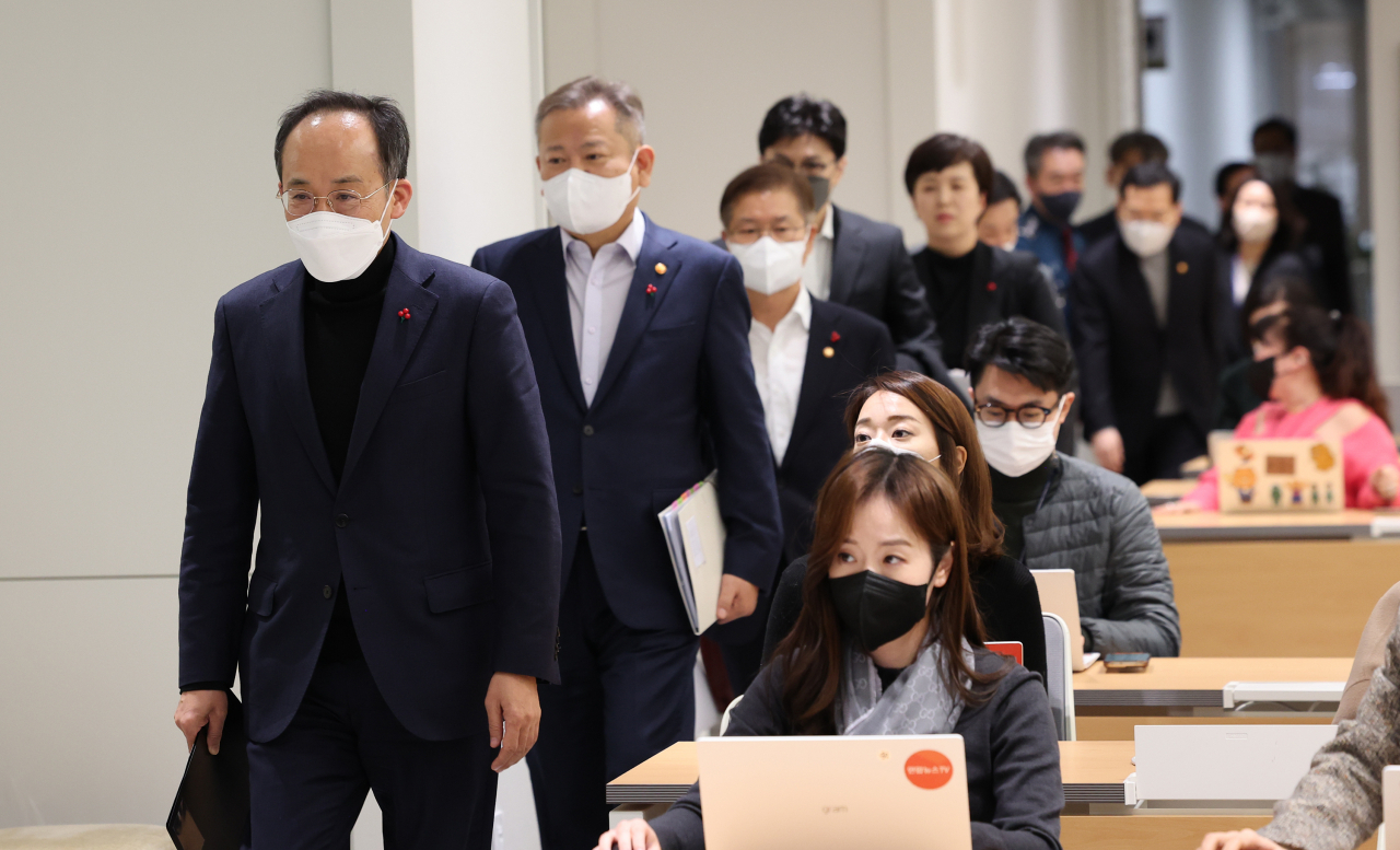 지난 4일 용산 대통령실 청사에서 열린 화물연대 집단운송거부 대응과 관련한 관계장관회의를 마친 뒤 브리핑을 하기 위해 이상민 행정안전부 장관 등과 함께 브리핑룸으로 들어서고 있는 추경호 경제부총리 겸 기획재정부 장관 [연합]