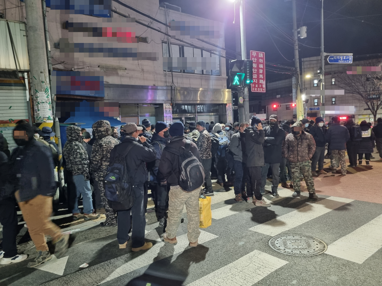 5일 오전 5시 서울 구로구 남구로역 인근 인력시장에서 일자리를 찾는 사람들이 모여 있다. 화물연대가 지난달 안전운임제 일몰제 폐지 등을 주장하며 집단 운송 거부에 돌입한 지 12일째인 이날 건설현장에 일자리가 급감하면서 일용직 노동자들이 일거리를 얻지 못한 채 빈손으로 돌아가는 현상이 발생하고 있다. 김영철 기자