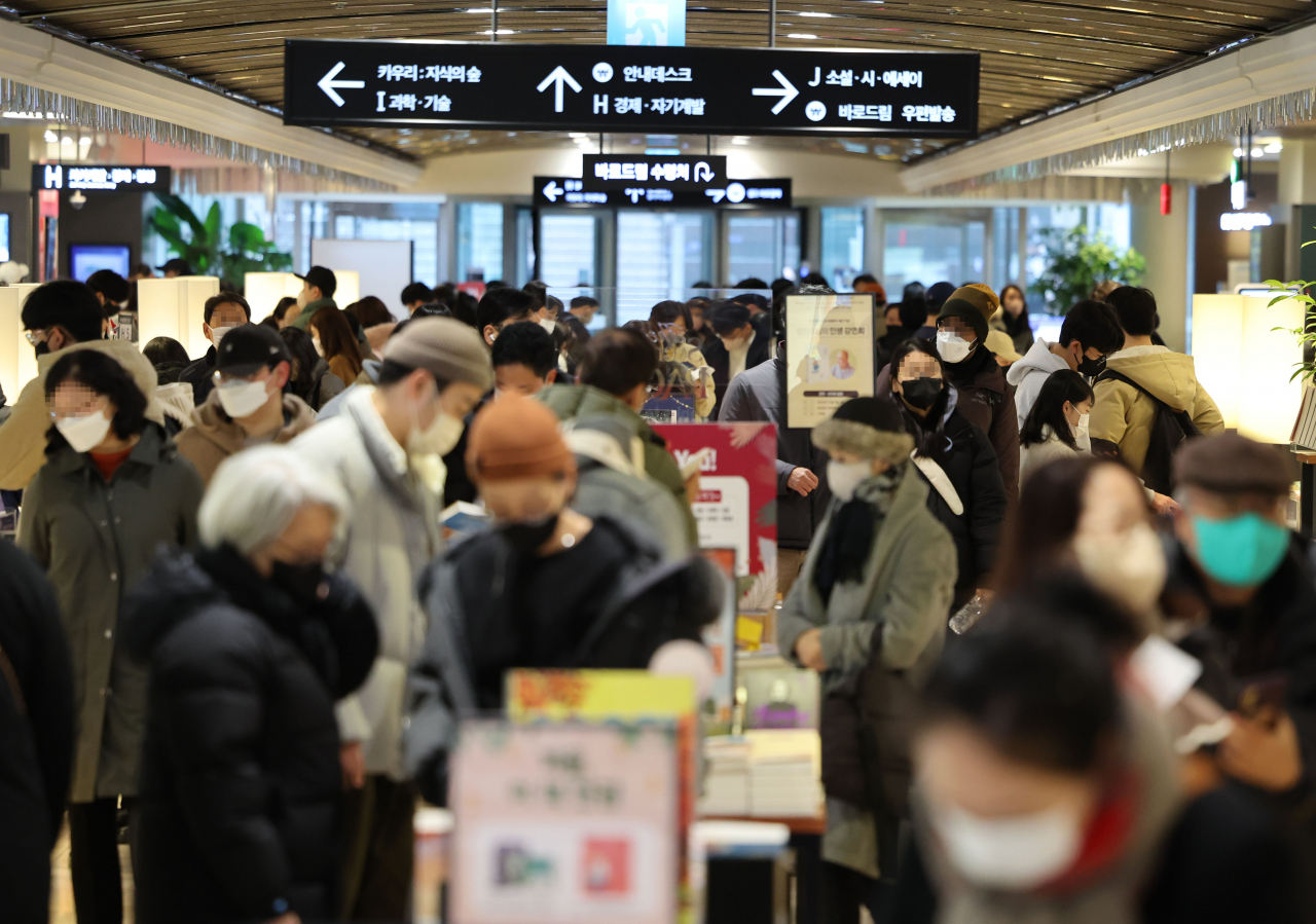 A book store in central Seoul is packed with people wearing masks last Sunday. (Yonhap)