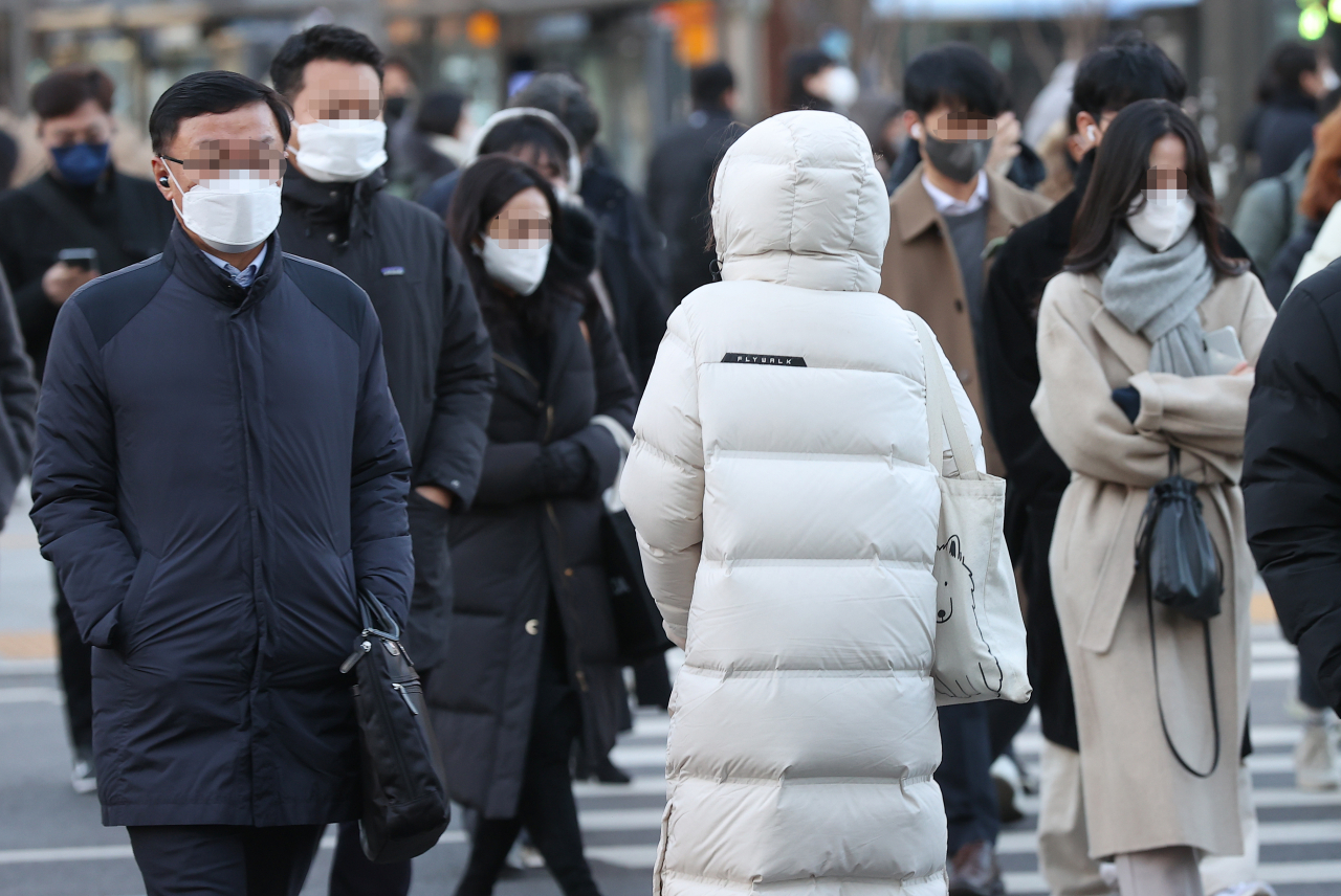 바람이 불면서 체감온도가 기온보다 5도가량 낮은 것으로 예보된 5일 오전 서울 광화문네거리에서 시민들이 횡단보도를 건너고 있다. [연합]