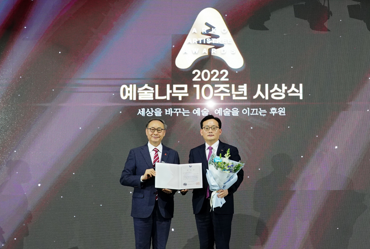 BNK부산은행은 지난 2일, 서울 올림픽대로 세빛섬 플로팅아일랜드에서 열린 ‘2022 문화예술후원인의 밤’ 시상식에서 ‘예술나무 후원인상’ 대상을 수상했다.(사진 오른쪽부터 BNK부산은행 이찬일 수도권영업본부장, 한국문화예술위원회 박종관 위원장) [BNK부산은행 제공]