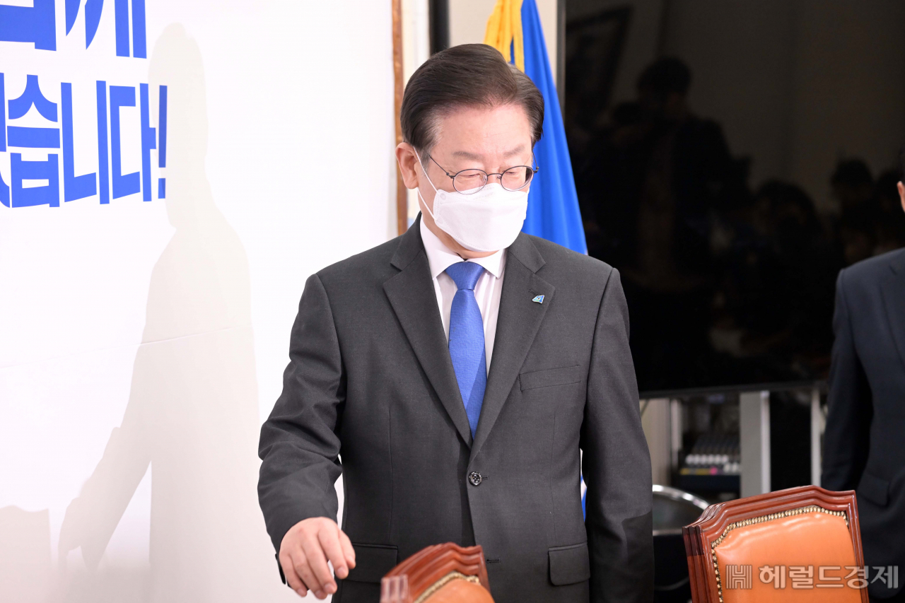 이재명 더불어민주당 대표가 5일 오전 서울 여의도 국회에서 열린 최고위원회의에 참석하고 있다. 이상섭 기자