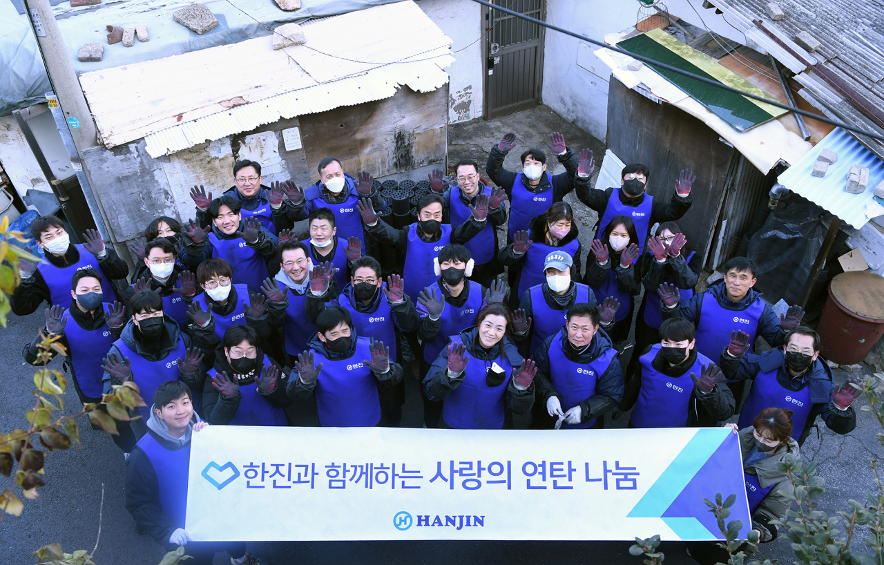 조현민(앞줄 가운데) 한진 미래성장전략 및 마케팅 총괄 사장 등 임직원 30여 명이 지난 2일 서울 정릉동 일대에서 연탄 7700장을 기부하는 ‘사랑의 연탄나눔’ 봉사활동을 펼쳤다. [한진 제공]