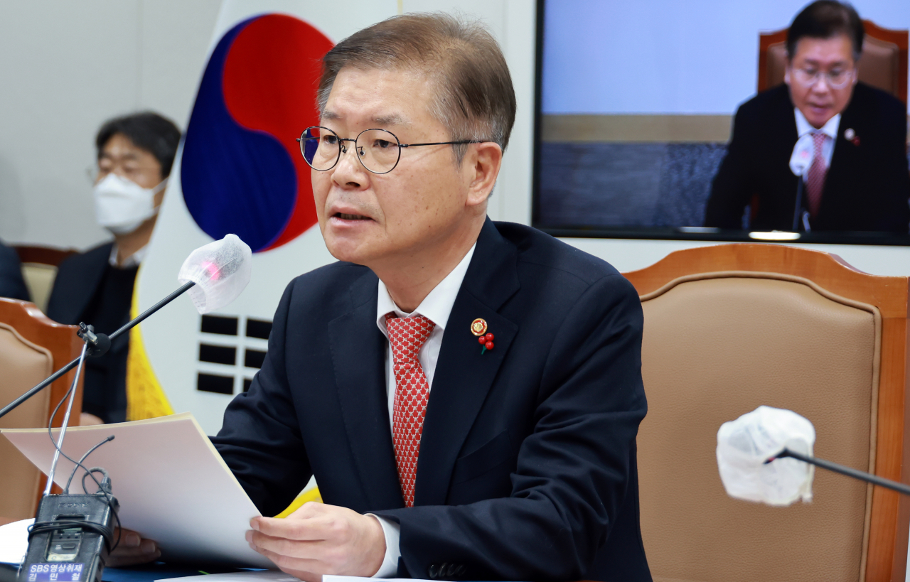 이정식 고용노동부 장관이 5일 정부세종청사에서 '확대 간부회의'를 열고 6일로 예정된 민주노총 총파업에 대한 엄정 대응을 예고했다. [고용노동부 제공]