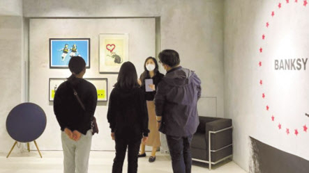 미술품 조각투자 플랫폼 테사가 미술 시장에 대한 이해를 돕기 위해 정기적으로 진행하는 도슨트 프로그램의 모습. 미술품 조각투자는 글로벌 미술 시장의 활기가 지속되면서 깜짝 수익률을 내는 등 불황에도 양호한 성적을 이어가고 있다. [테사]