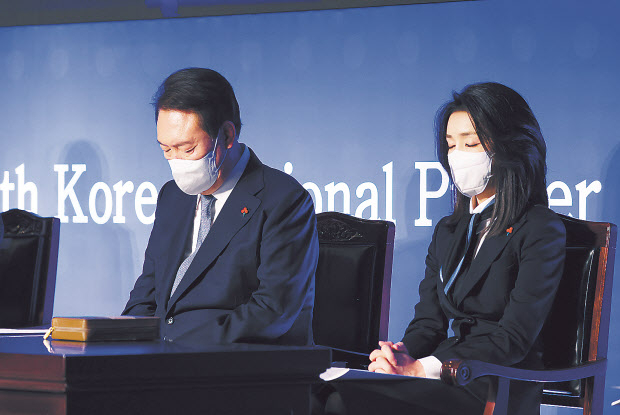 윤석열 대통령과 김건희 여사가 5일 오전 서울 강남구의 한 호텔에서 열린 제54회 국가 조찬기도회에 참석해 고개 숙여 기도하고 있다. 윤 대통령은 이 행사에서 “자유와 연대의 정신이 살아 숨 쉬고 법과 원칙이 바로 서는 나라를 만들어갈 것”이라며 “그것이 우리 사회의 진정한 약자들을 보듬는 길이고, 지금의 복합 위기를 극복해나가는 길”이라고 했다. [연합]