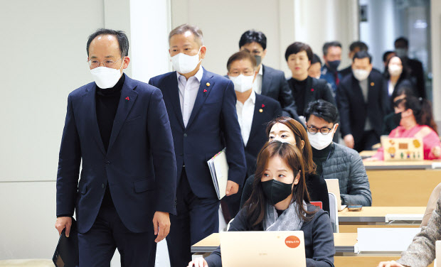 추경호 경제부총리 겸 기획재정부 장관이 지난 4일 서울 용산 대통령실 청사에서 열린 화물연대 집단 운송 거부 대응과 관련한 관계장관회의를 마친 뒤 브리핑을 하기 위해 이상민 행정안전부 장관 등과 함께 브리핑룸으로 들어서고 있다. [연합]