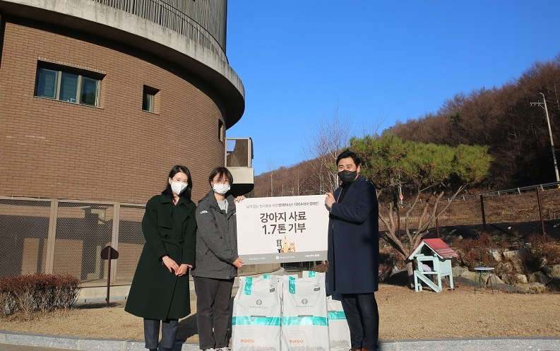 천사데이 캠페인 통해 동물들을 위한 사료 기부 전달식에 참여한 (좌측부터) 네츄럴코어 유다슬팀장·동물행동권 카라 더봄센터 김현지실장·롯데GRS 커피사업팀 김용석팀장 [롯데GRS 제공]
