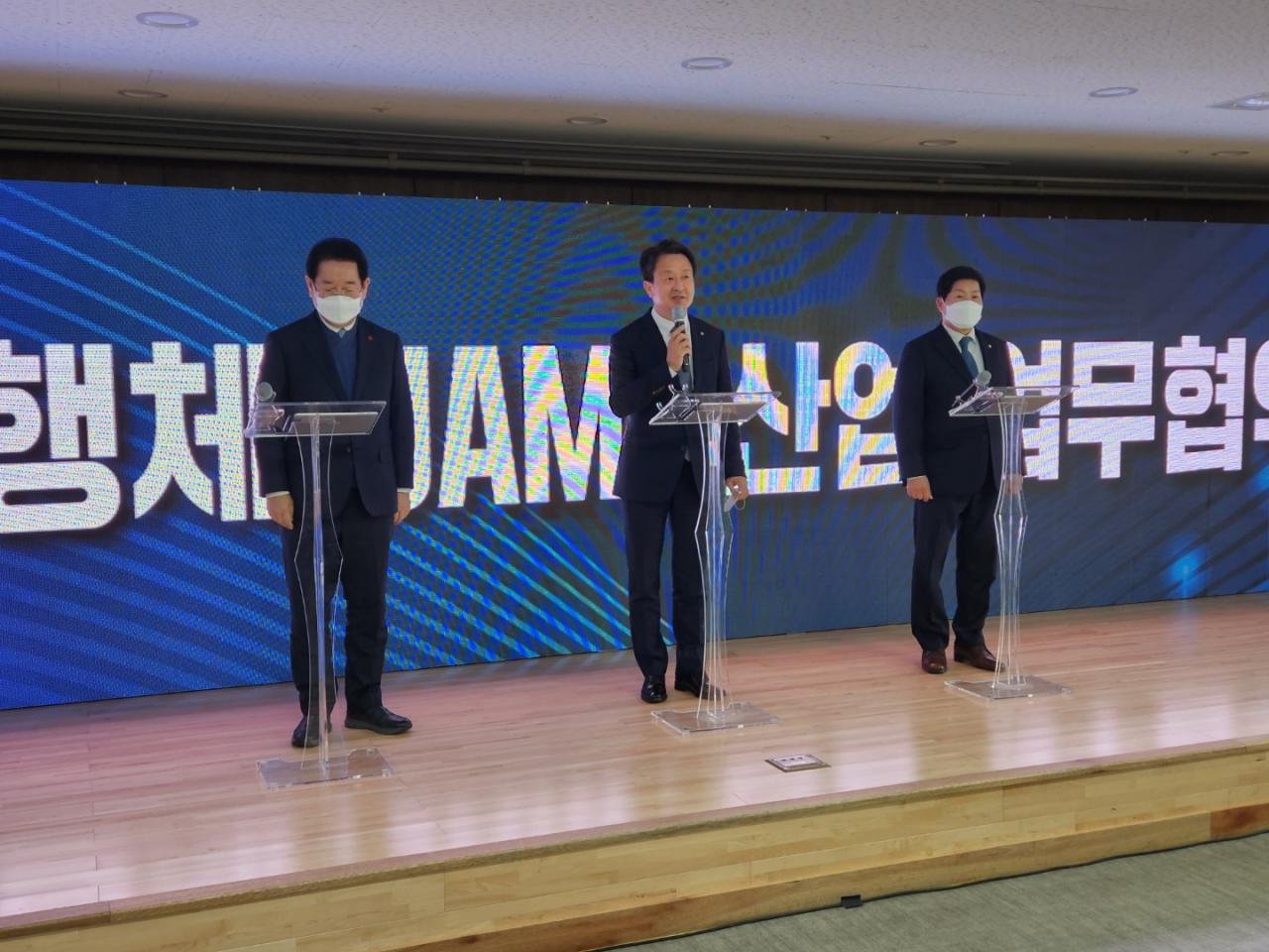 5일 도심항공교통 산업 업무협약식에서 백정완 대우건설 사장(가운데)이 마이크를 든 채 김영록 전남지사(왼쪽), 공영민 고흥군수와 연단에서 발표하고 있다. 박대성 기자
