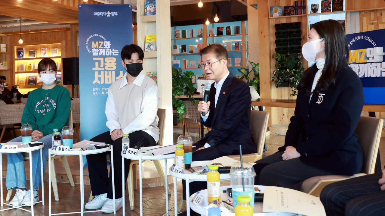 이정식 고용노동부 장관이 지난 11월 17일 오후 서울 마포구 채그로 카페에서 'MZ세대와 함께하는 고용서비스 현장 간담회'를 하고 있다. [연합]