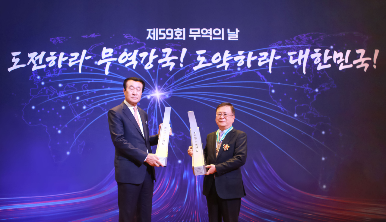 금호미쓰이화학 온용현 대표(사진 왼쪽)와 금호폴리켐 김선규 대표(오른쪽)가 5일 열린 제 59회 무역의 날 기념식에서 수출의 탑 수상 기념 촬영을 하고 있다. [금호석유화학 제공]