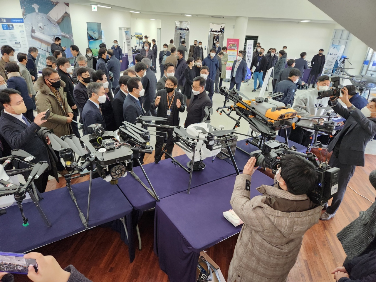 김영록 전남지사와 백정완 대우건설 사장을 비롯해 지역구 김승남 국회의원, 공영민 고흥군수, 이재학 군의회 의장 등 주요 내빈들이 5일 개소한 ‘고흥 드론 특화지식산업센터’ 전시장에서 전시된 드론들을 둘러보고 있다. 박대성 기자
