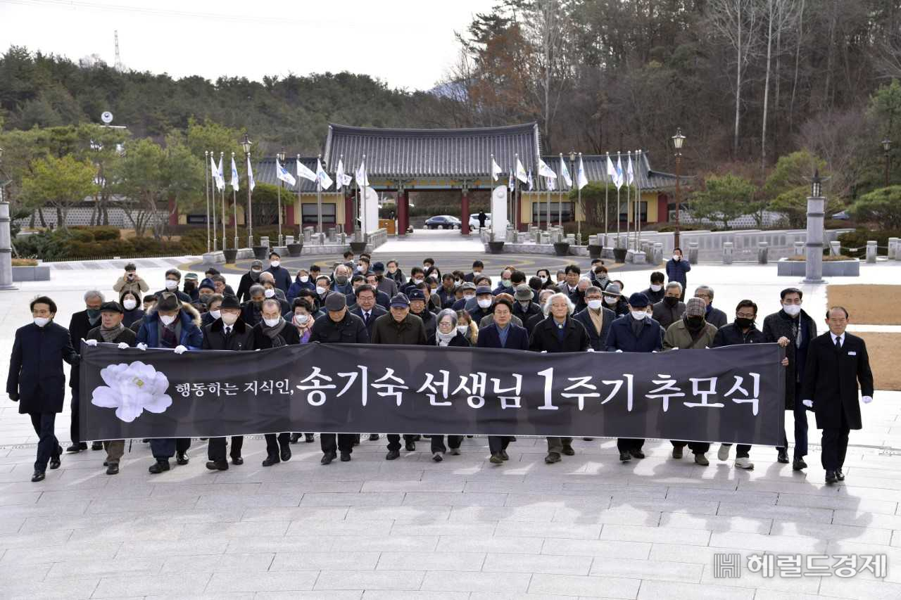 고(故) 송기숙 선생의 1주기 추모식이 5일 오전 광주광역시 북구 망월동 국립5·18민주묘지에서 열렸다.