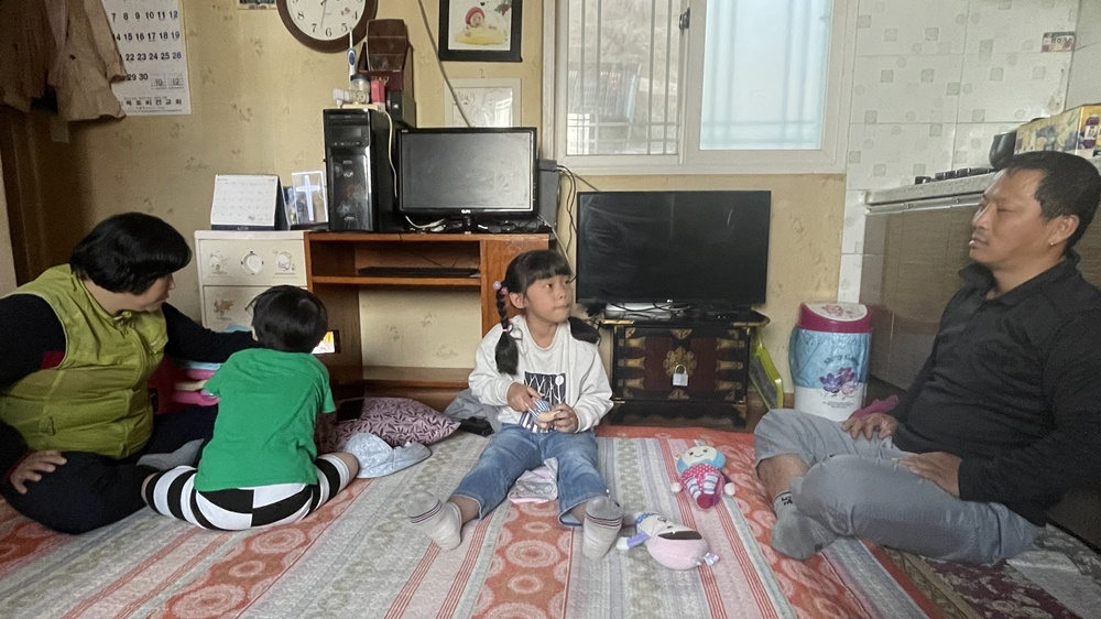 장애가 있는 부모님, 여동생을 돌보는 꼬마가장 여덟 살 하은이.(가운데)