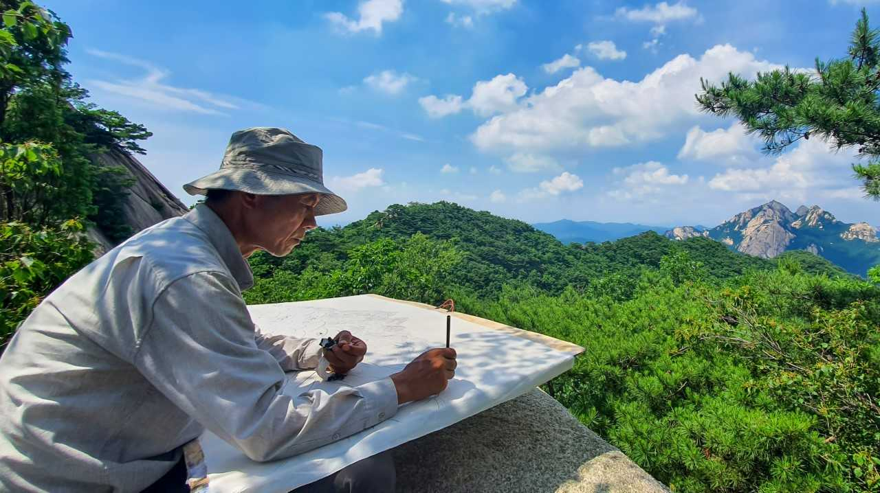 북한산의 모습을 화폭에 담는 김석환 작가.[삼육대학교 제공]