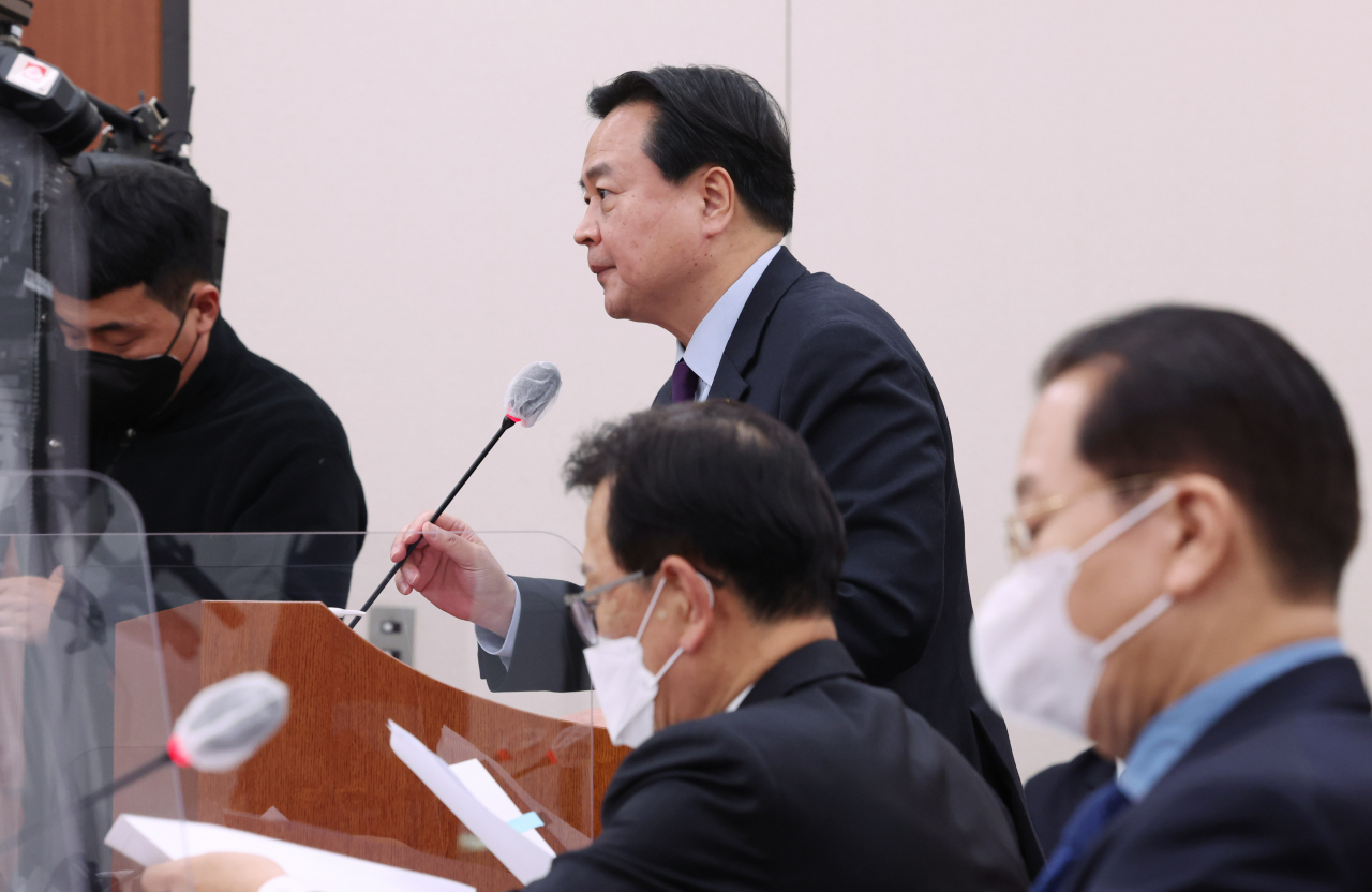 외교부는 5일 국회 외교통일위원회 현안보고를 통해 북한의 핵실험 등 추가 중대도발시 국제사회의 단합된 규탄 입장을 유도하고 대북제재 강화를 추진하겠다고 밝혔다. 조현동 외교부 1차관이 외통위에서 인사말을 하고 있다. [연합]
