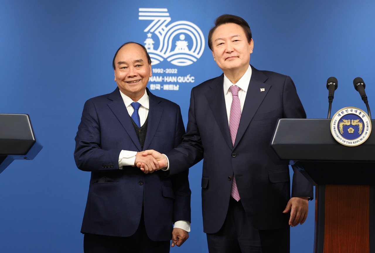 윤석열 대통령과 응우옌 쑤언 푹 베트남 국가주석이 5일 오후 서울 용산 대통령실 청사에서 공동 언론발표를 한 뒤 악수하고 있다. [연합]