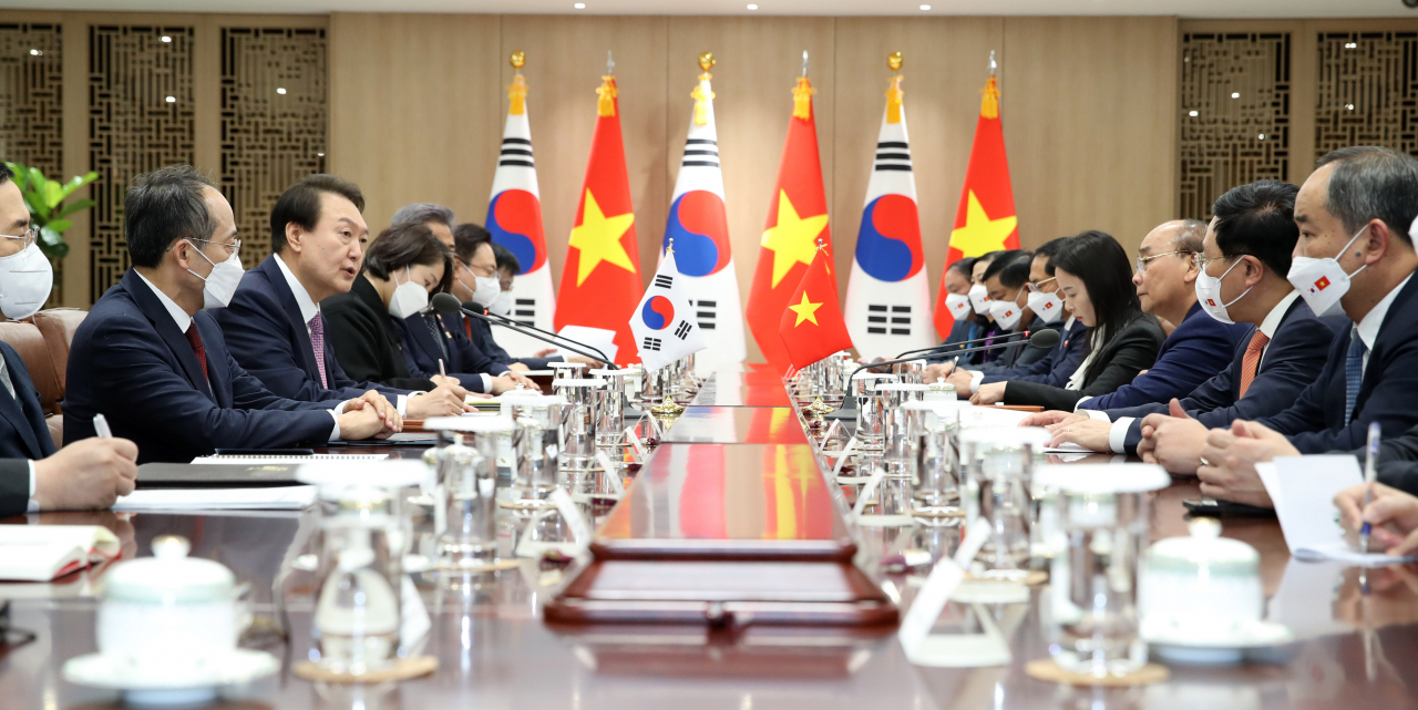 윤석열 대통령과 응우옌 쑤언 푹 베트남 국가주석이 5일 오후 서울 용산 대통령실 청사에서 정상회담을 하고 있다. [연합]