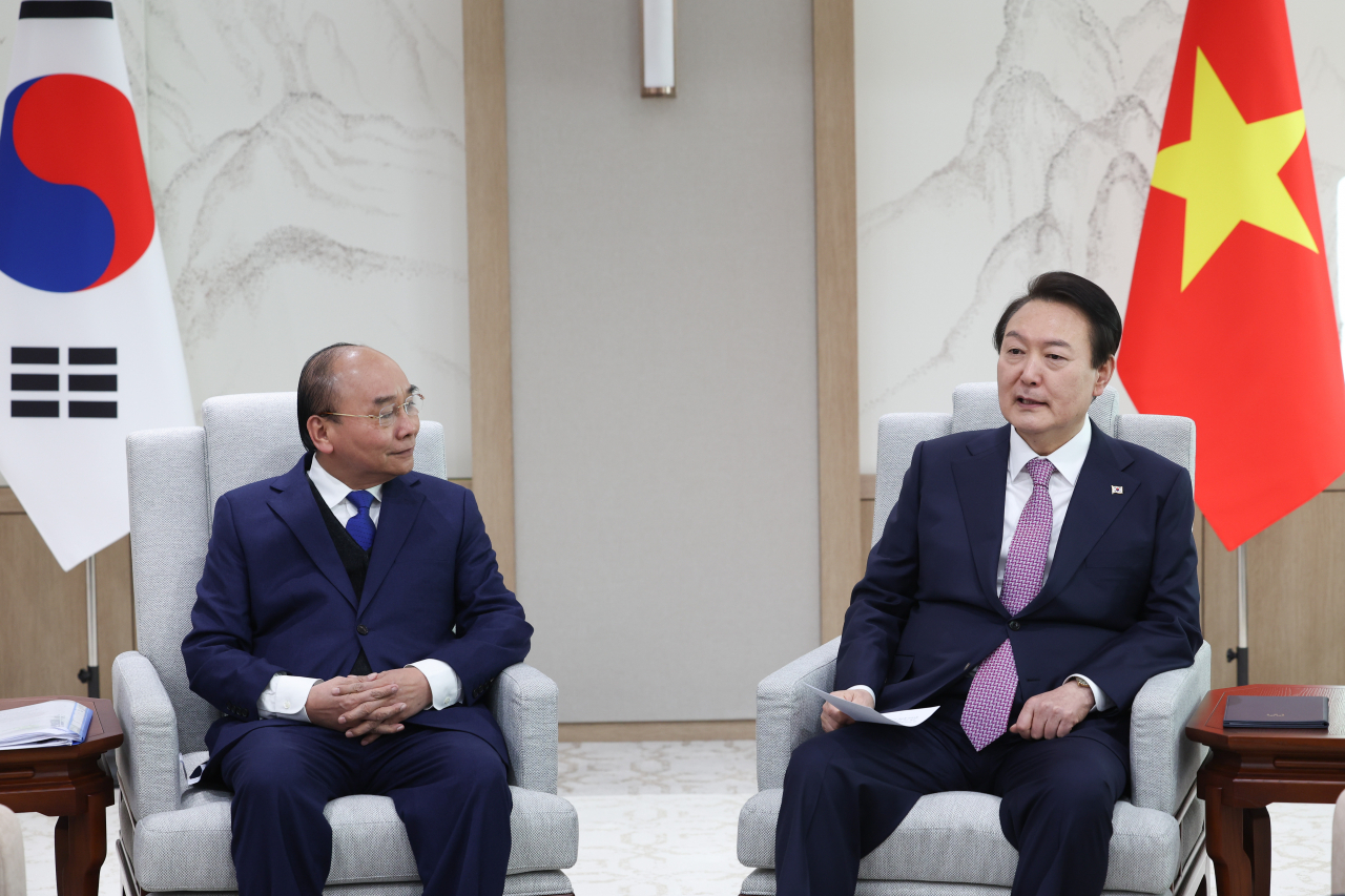 윤석열 대통령과 응우옌 쑤언 푹 베트남 국가주석이 5일 오후 서울 용산 대통령실 청사에서 열린 한-베트남 정상회담에서 앞서 환담하고 있다. [연합]