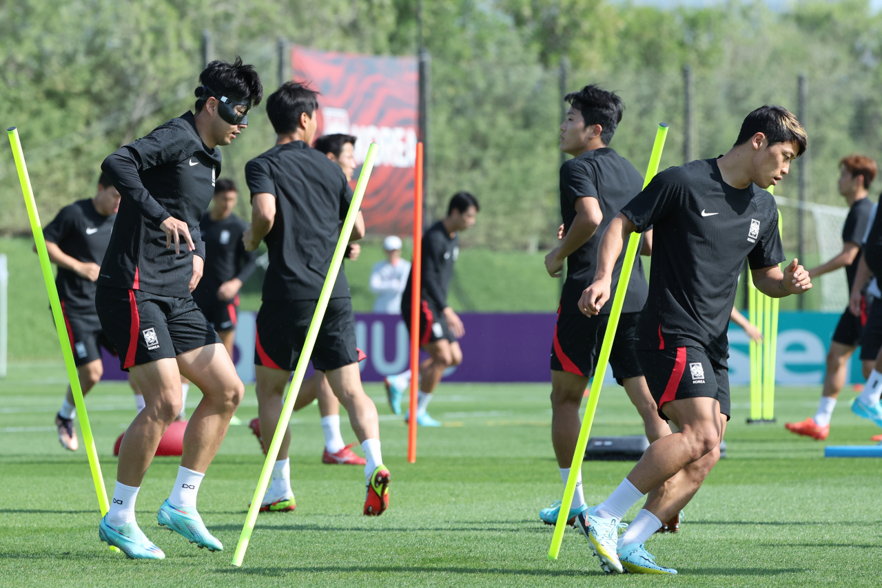 2022 카타르 월드컵 16강전 브라질과의 경기를 앞둔 축구대표팀의 손흥민, 황희찬 등 선수들이 4일 오전(한국시간) 카타르 도하 알에글라 훈련장에서 훈련하고 있다. [연합]