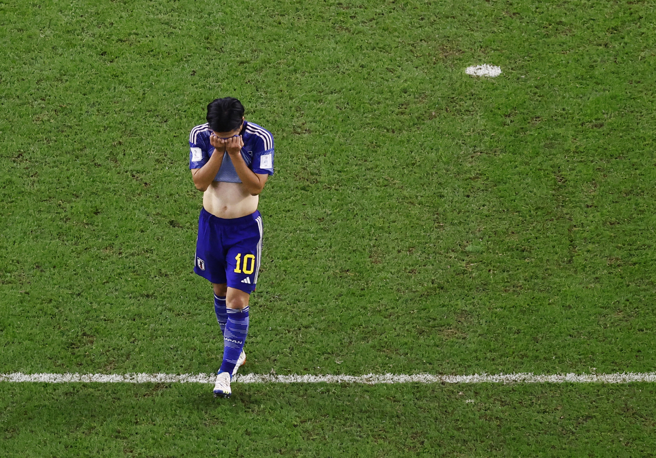 일본의 첫 키커였던 미나미노가 실축한 뒤 괴로워하고 있다/로이터