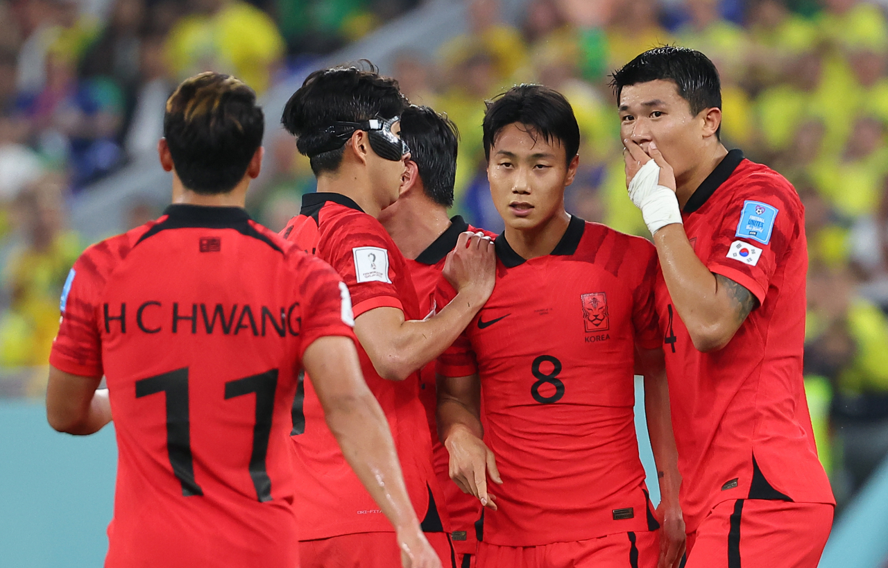6일(한국시간) 카타르 도하 974스타디움에서 열린 2022 카타르 월드컵 16강전 대한민국과 브라질의 경기. 후반 백승호가 골을 넣은 뒤 동료 선수들의 축하를 받고 있다. [연합]