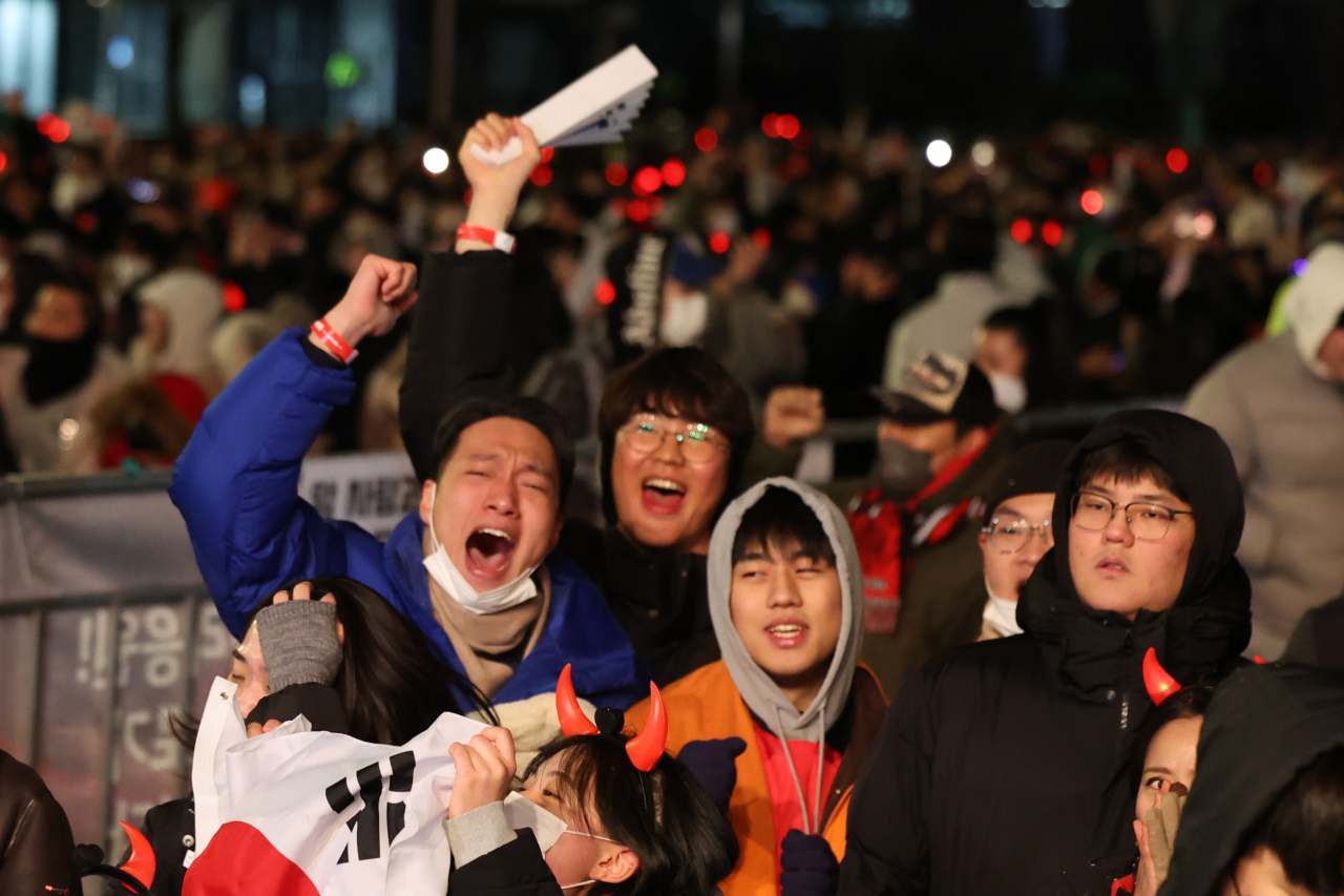 2022 카타르 월드컵 16강 한국과 브라질의 경기가 열린 6일 오전 서울 종로구 광화문 광장에 붉은 악마들이 대표팀 백승호가 골을 넣자 환호하고 있다. [연합]