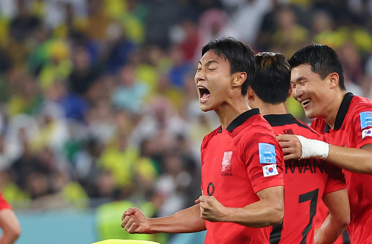 6일(한국시간) 카타르 도하 974스타디움에서 열린 2022 카타르 월드컵 16강전 대한민국과 브라질의 경기. 후반 백승호가 골을 넣은 뒤 포효하고 있다. [연합]