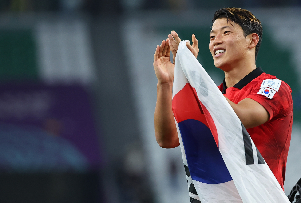 3일 오전(한국시간) 카타르 알라이얀의 에듀케이션 시티 스타디움에서 열린 2022 카타르 월드컵 조별리그 H조 3차전 대한민국과 포르투갈 경기에서 역전 결승골을 넣은 황희찬이 경기 후 팬들을 향해 인사하고 있다. 연합뉴스