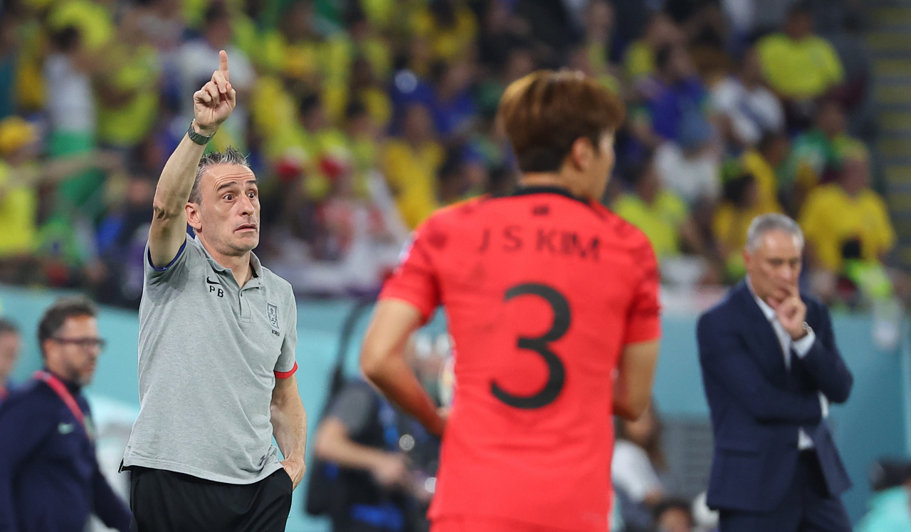 6일(한국시간) 카타르 도하 974스타디움에서 열린 2022 카타르 월드컵 16강전 대한민국과 브라질의 경기. 전반 벤투 감독이 작전을 지시하고 있다. [연합]