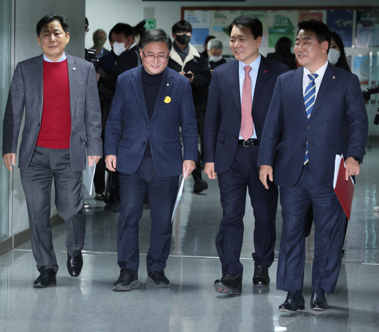 국민의힘 성일종 정책위의장과 더불어민주당 김성환 정책위의장이 5일 오후 국회 의원회관에서 열린 여야 2+2 예산안 협의에 앞서 브리핑을 마친 뒤 협상장으로 이동하고 있다. 왼쪽부터 국민의힘 이철규 예결위 간사, 더불어민주당 김성환 정책위의장, 국민의힘 성일종 정책위의장, 더불어민주당 박정 예결위 간사. 연합뉴스