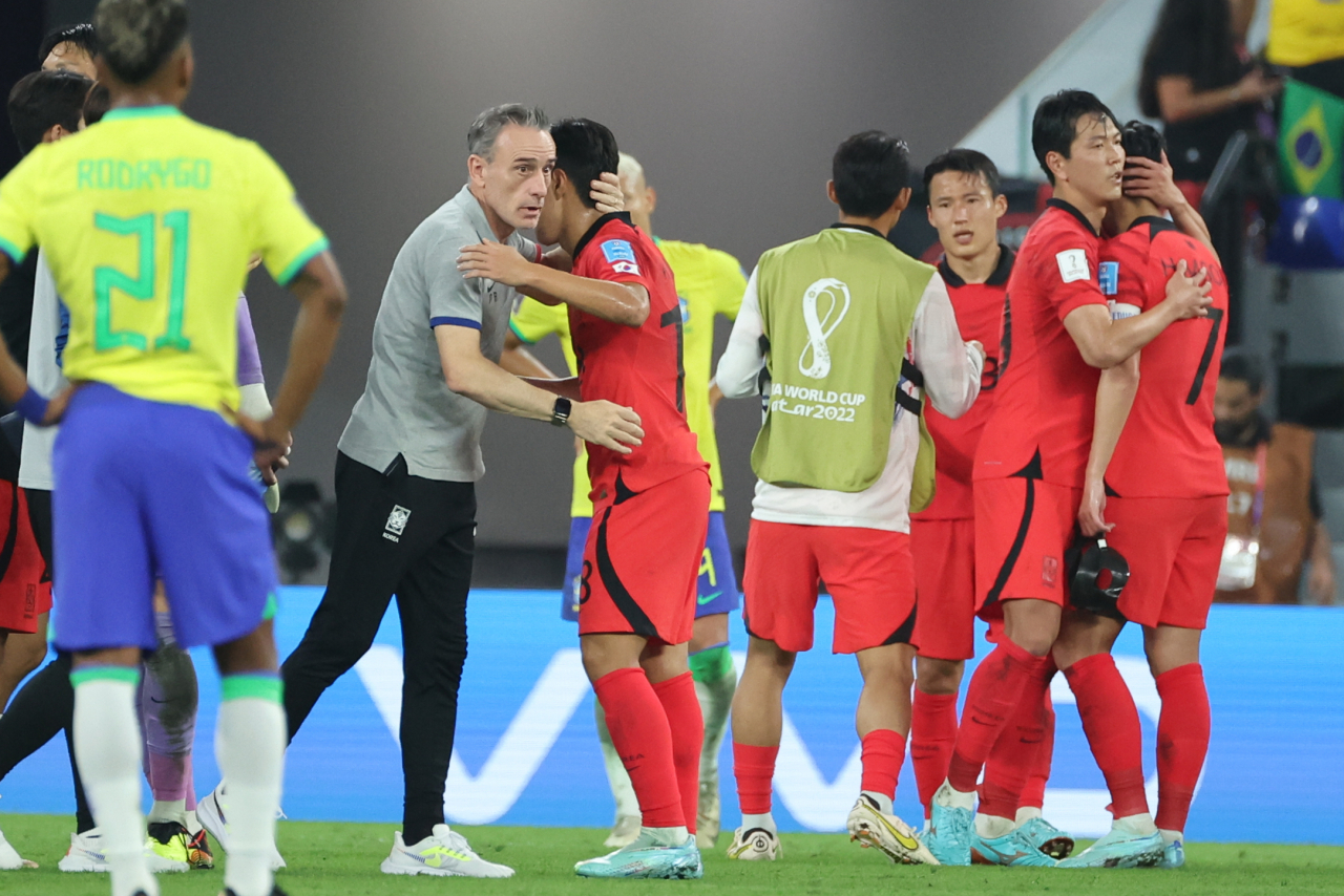 6일(한국시간) 카타르 도하 974스타디움에서 열린 2022 카타르 월드컵 16강전 대한민국과 브라질의 경기. 1-4로 패한 축구대표팀의 파울루 벤투 감독이 이강인을 안아주고 있다. [연합]
