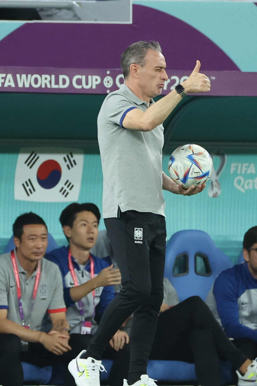 6일(한국시간) 카타르 도하 974스타디움에서 열린 2022 카타르 월드컵 16강전 대한민국과 브라질의 경기. 축구대표팀의 파울루 벤투 감독이 선수들에게 엄지손가락을 치켜들고 있다. [연합]