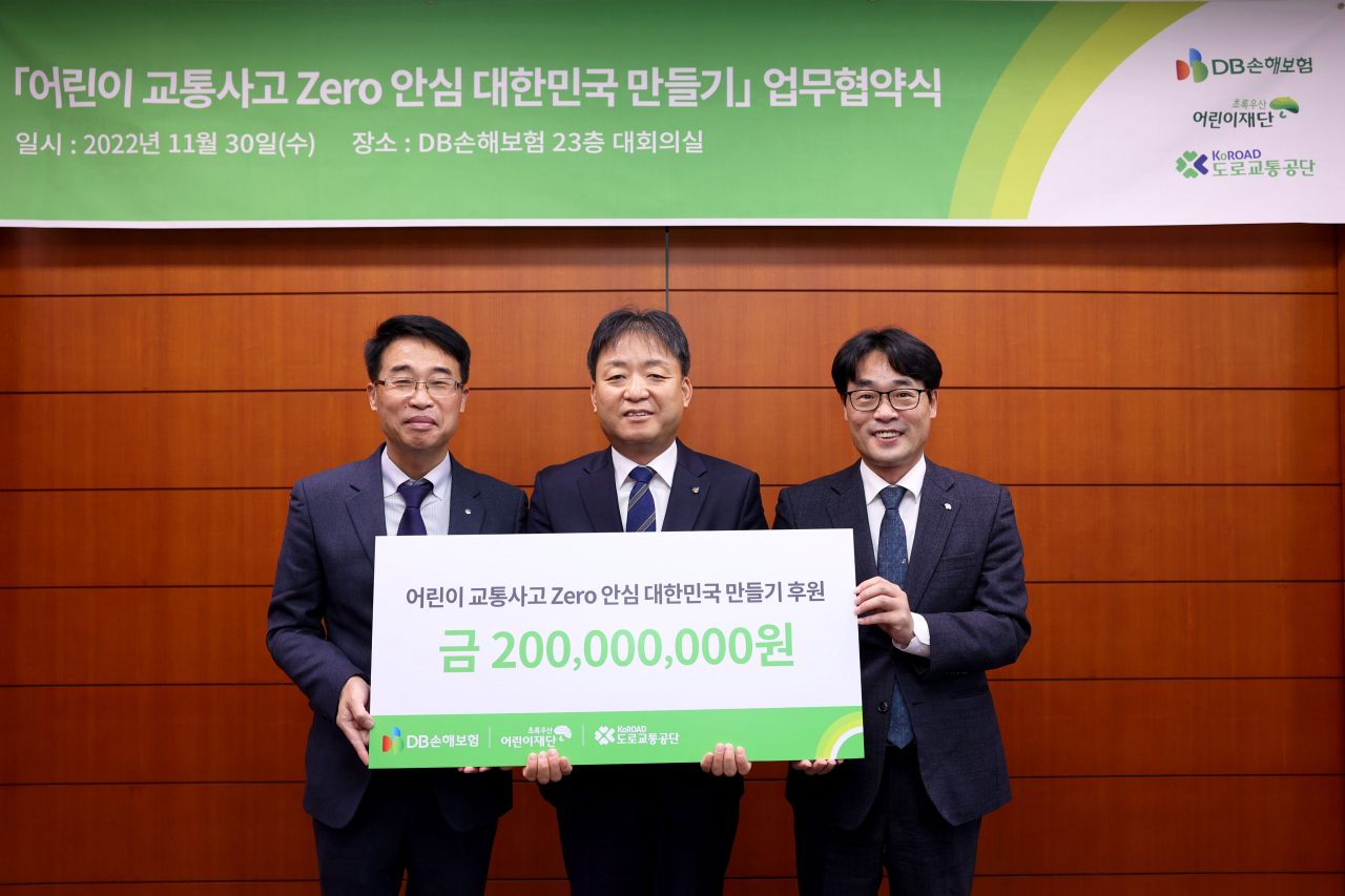 (왼쪽부터) 도로교통공단 이영재 지역본부장, DB손해보험 박기현 본부장, 초록우산어린이재단 박수봉 본부장이 지난 30일 ‘어린이 교통사고 Zero 안심 대한민국 만들기’ 업무협약을 맺고 기념촬영을 하고있다. [DB손해보험 제공]
