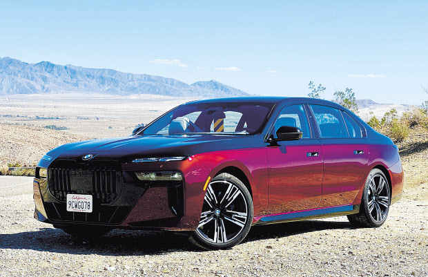 ①BMW 뉴 7시리즈. ②BMW 7시리즈 운전석 모습. 넓은 클러스터와 디스플레이, 달라진 변속조작기가 눈에 들어온다. BMW 특유의 기분좋은 촉감을 가진 두툼한 운전대는 그대로다. ③뒷좌석 도어에 있는 터치 커맨드 컨트롤을 활용하면 단 한번의 조작으로 앞좌석을 최대한 앞으로 당길 수 있다. 쇼퍼 드리븐, 이른바 ‘사장님 차’로 안성맞춤이다.  ④대형 시어터 스크린은 천장에 숨어 있다가 펼쳐지면서 내려온다. 선택사항이 아닌 기본이다. 8K까지 지원하며 낮에도 선명하다. 아마존 프라임 TV가 내장되어 있으며 폭발적인 사운드 시스템이 완벽한 시청 환경을 만든다.  정찬수 기자