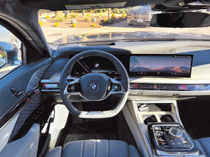 ①BMW 뉴 7시리즈. ②BMW 7시리즈 운전석 모습. 넓은 클러스터와 디스플레이, 달라진 변속조작기가 눈에 들어온다. BMW 특유의 기분좋은 촉감을 가진 두툼한 운전대는 그대로다. ③뒷좌석 도어에 있는 터치 커맨드 컨트롤을 활용하면 단 한번의 조작으로 앞좌석을 최대한 앞으로 당길 수 있다. 쇼퍼 드리븐, 이른바 ‘사장님 차’로 안성맞춤이다.  ④대형 시어터 스크린은 천장에 숨어 있다가 펼쳐지면서 내려온다. 선택사항이 아닌 기본이다. 8K까지 지원하며 낮에도 선명하다. 아마존 프라임 TV가 내장되어 있으며 폭발적인 사운드 시스템이 완벽한 시청 환경을 만든다.  정찬수 기자