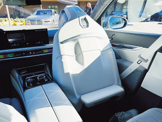 ①BMW 뉴 7시리즈. ②BMW 7시리즈 운전석 모습. 넓은 클러스터와 디스플레이, 달라진 변속조작기가 눈에 들어온다. BMW 특유의 기분좋은 촉감을 가진 두툼한 운전대는 그대로다. ③뒷좌석 도어에 있는 터치 커맨드 컨트롤을 활용하면 단 한번의 조작으로 앞좌석을 최대한 앞으로 당길 수 있다. 쇼퍼 드리븐, 이른바 ‘사장님 차’로 안성맞춤이다.  ④대형 시어터 스크린은 천장에 숨어 있다가 펼쳐지면서 내려온다. 선택사항이 아닌 기본이다. 8K까지 지원하며 낮에도 선명하다. 아마존 프라임 TV가 내장되어 있으며 폭발적인 사운드 시스템이 완벽한 시청 환경을 만든다.  정찬수 기자
