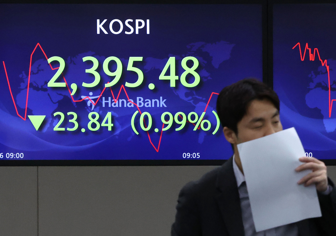 코스피가 전날보다 21.62포인트(0.89%) 내린 2397.70로 시작한 6일 오전 서울 중구 하나은행 본점 딜링룸에서 딜러들이 업무를 보고 있다. 이날 원/달러 환율은 전날보다 11.6원 오른 1304.2원으로, 코스닥은 7.00포인트(0.95%) 내린 726.32로 개장했다. 연합뉴스