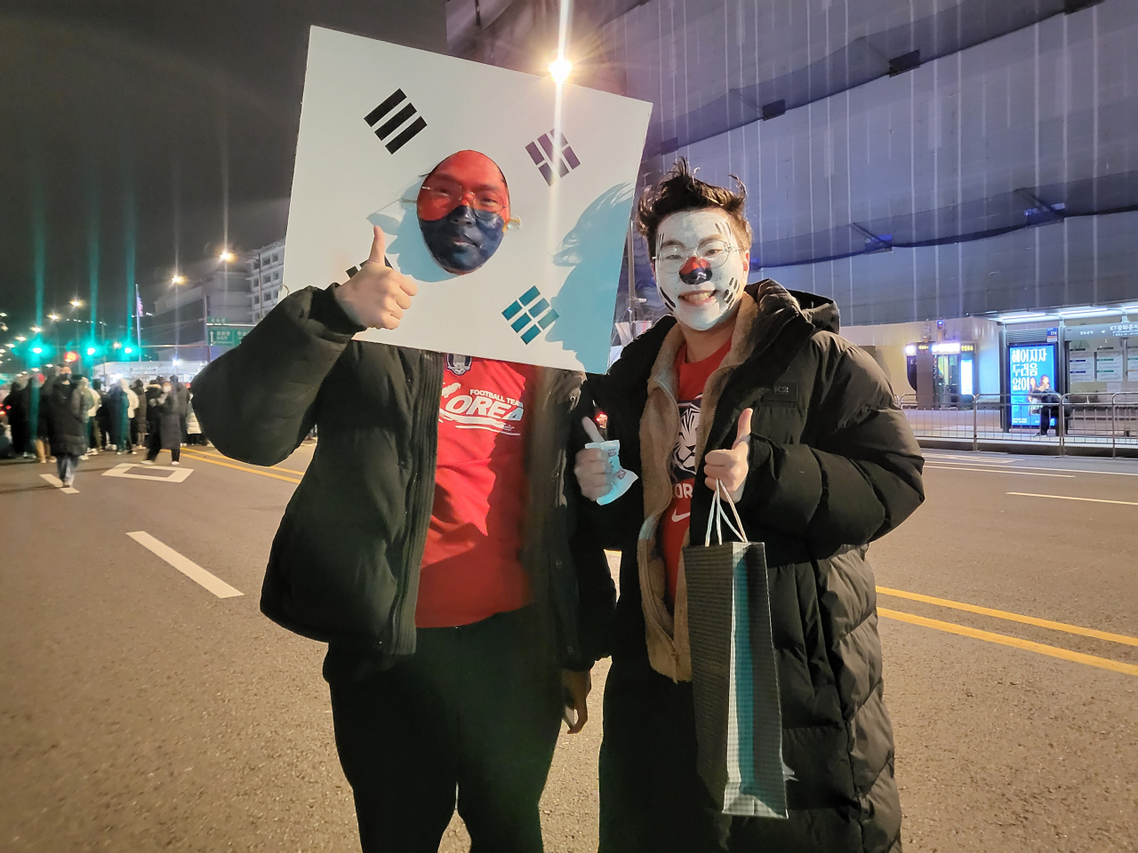출근을 앞두고 새벽 거리응원을 나온 김현준(27·왼쪽)·한로운(27·오른쪽) 씨.